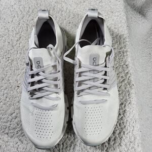 On Cloudswift 3 running shoes in the white and frost colorway womens size 9.5